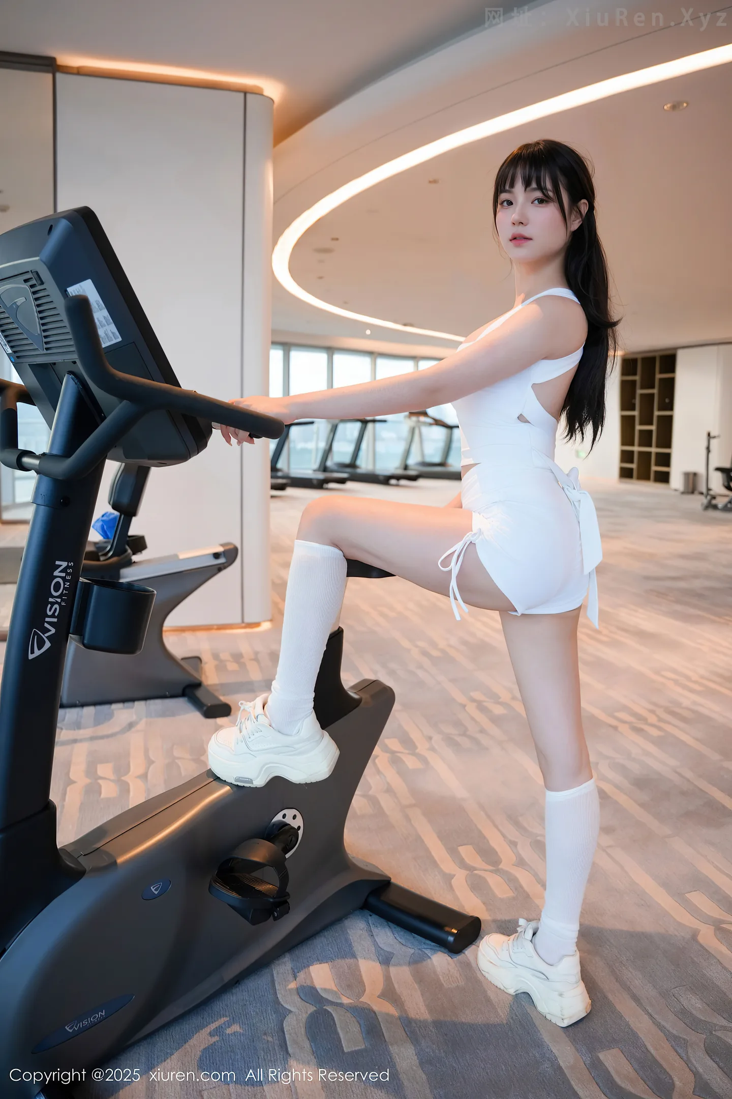 图片[2]-[XiuRen秀人网]No.10808_模特软情健身房场景性感白色运动服配白丝袜秀曼妙身姿诱惑写真81P-秀人网 - XiuRen.Space